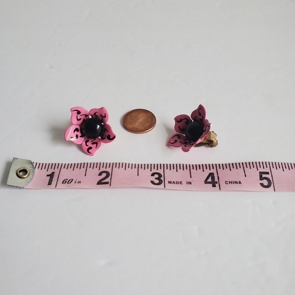 Vintage Daisy Flower Earring Hot Pink & Black Clip-On 60s Retro Mod Floral - Picture 5 of 5